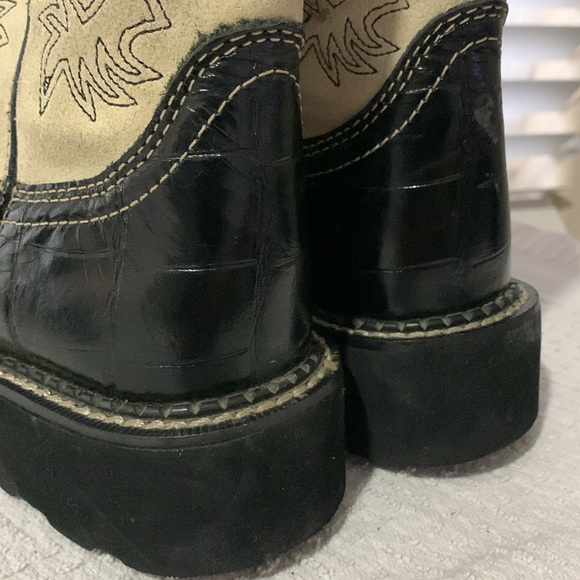 ARIAT Woman’s Embossed Fatbaby Western Boots - Picture 12 of 15